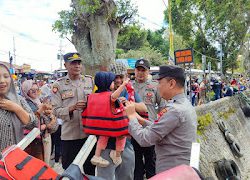 Operasi Lilin Semeru, Polres Magetan Gelar Patroli dan Berbagi Coklat di Lokasi Wisata Sarangan