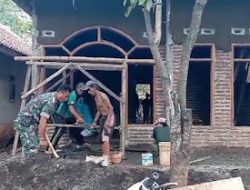 Babinsa Desa Karangjati, Bantu Warga Perbaiki Rumah