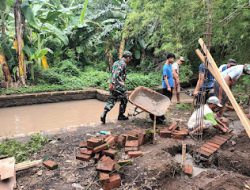 Babinsa Koramil 0819/13 Wonorejo Bersama Warga Bangun Saluran Irigasi di Desa Lebaksari