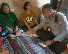 Turut Berduka Cita, Bhabinkamtibmas Polsek Pasangkayu Sambangi Rumah Korban Hanyut di Sungai