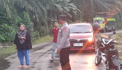 Bhabinkamtibmas Polsek Pasangkayu Turun Langsung ke Dusun Karya Makmur Yang Terdampak Banjir