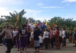 Bhabinkamtibmas Polsek Pasangkayu Amankan Giat Ngaben Warga Binaannya