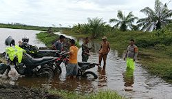Bhabinkamtibmas Polsek Baras Bersama  Babinsa Pantau Banjir di Desa Singgani