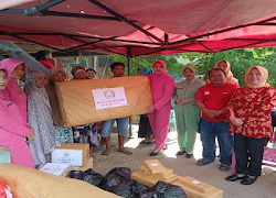 Kunjungan Ibu Ketua Bhayangkari Cabang Polres Polman, Penyerahan Bantuan Kepada Korban Kebakaran