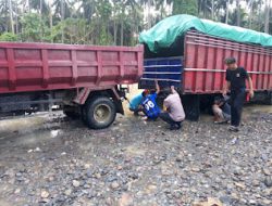 Bhabinkamtibmas Polsek Bambalamotu Bantu Warga Derek Mobil Yang Mogok Di Sungai