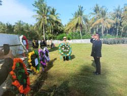 Kanit Sabhara Polsek Tinambung Hadiri Upacara dan Ziarah di Makam Korban 40.000 Jiwa