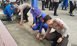 Personil Polresta Mamuju Gelar Aksi Peduli Kebersihan Lingkungan di Halaman Mapolresta
