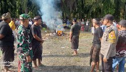 Bhabinkamtibmas Polsek Pasangkayu Bersama Pecalang Amankan Upacara Ngaben