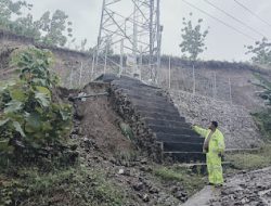 Polsek Allu Polres Polman Datangi TKP Bencana Alam Tanah Longsor yang Menghalangi Jalan Penghubung antar Desa