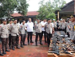 Wakapolres Polman Pimpin Pemeriksaan Senpi Personil Polres Polman di Mapolres Polman