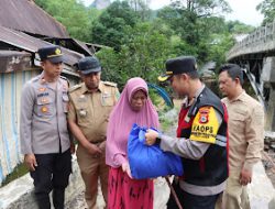 Kapolres Maros Tinjau Lansung Lokasi Banjir dan Berikan Bantuan Kepada Warga Yang Terdampak
