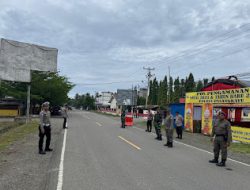 Personel Pospam Perbatasan Sarjo Polres Pasangkayu Laksanakan Pengaturan Lalu Lintas, Antisipasi Libur Nataru