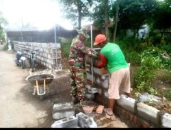 Agar Terlihat Rapi dan Bersih, Babinsa Bersama Warga Bangun Pagar Makam*