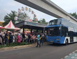 Warga ke Tamanmini indonesia indah untuk  menikmati  bus gratis