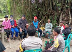 Bhabinkamtibmas Polsek Mamasa Hadiri Upacara Adat Tallu Rarah Sebelum Penebangan Pohon Beringin oleh PLN