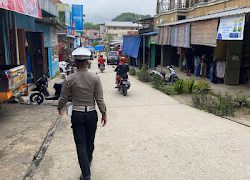 Sat Lantas Polres Mamasa Tingkatkan Pelayanan Lewat Patroli Jalan Kaki dan Keamanan Lalu Lintas