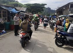 Personel Polsek Aralle Polres Mamasa Gelar Pengamanan Pasar Tradisional untuk Kelancaran Lalu Lintas dan Kenyamanan Warga