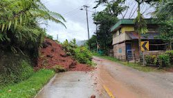 Personel Polsek Sumarorong Polres Mamasa Monitoring Tanah Longsor di Desa Makuang, Kabupaten Mamasa