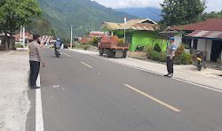 Polsek Pana Polres Mamasa Gelar Pengamanan Ambang Gangguan untuk Jaga Kamseltibcarlantas di Jalan Poros Mamasa-Tana Toraja