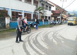 Sat Lantas Polres Mamasa Gelar Pengaturan Lalu Lintas Untuk Menjaga Kelancaran Lalau Lintas di Pagi Hari