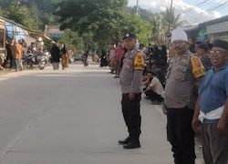 Personel Polsek Aralle Laksnakan Silaturahmi dan Pengamanan Jalur di Rumah Duka Almarhum Jasrun, Mantan Kepala Desa Aralle Selatan