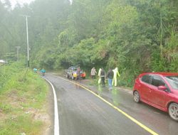 Personel Polsek Mamasa Monitoring dan Lakukan Penanganan Bencana Longsor di Wilayah Hukum Polsek Mamasa