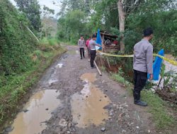 Personel Polres Mamasa Turun Langsung Pada TKP Kecelakaan Lalu Lintas di Dusun Tanete Batu Kabupaten Mamasa