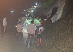 Respon Cepat, Kapolsek Tinggimoncong Bersama Personel Datangi Lokasi Bencana Alam Tanah Longsor.