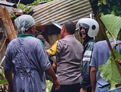 Polisi Datangi TKP Pohon Tumbang Menimpa Rumah di Tanjungsari