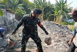 Peduli Lingkungan, Babinsa Bersama Warga Gotong Royong Bangun Saluran Air.