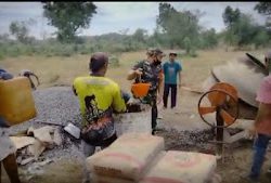 Semangat Pengabdian Babinsa Kepada Masyarakat dengan Terlibat dalam Pembangunan Infrastruktur di Desa.