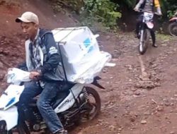 Meski Jalan Bebatuan dan Berlumpur, Petugas Pemungutan Suara di Gowa Kawal Kotak Suara Pilkada.