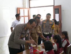 Polisi Peduli, Polres Malang Berbagi Makanan Bergizi untuk Pelajar Terdampak Banjir.