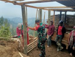 Wujudkan Kepedulian, Babinsa Bantu Buat Kandang