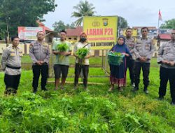 Sinergi Dukung Ketahanan Pangan, Polsek Bontonompo Bagikan Hasil Panen Kepada Warga.