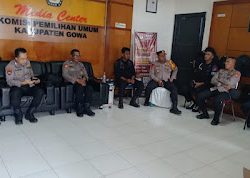 Personil Polres Gowa amankan Pleno Perhitungan Suara Hasil Pilkada di KPU Kab. Gowa.