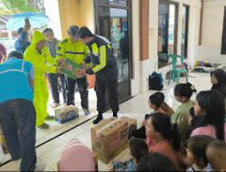 Banjir Bandang Terjang Sukabumi, Polri Evakuasi Ibu dan Bayi dari Gang Sempit.