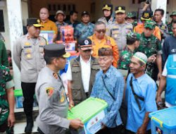 Kapolda Jabar Tinjau Lokasi Bencana di Sukabumi dan Salurkan Bantuan.