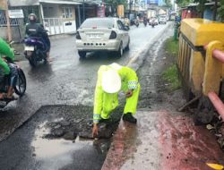 Cegah Lakalantas dan Kemacetan, Seorang Personel Satlantas Polres Gowa Tutup Jalan Bekas Tambalan Yang Berlubang.