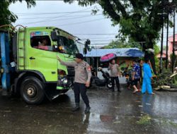 Langkah  Cepat Samapta Polres Gowa, Evakuasi Ranting Pohon Yang Jatuh di Jalan Raya, Arus Lalin Kembali Lancar.