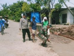 Babinsa dan Bhabinkamtibmas Terjun Langsung Bantu Perbaiki Jembatan Dan Selokan.