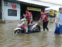 Akibat Banjir, Polisi di Gowa Bantu Dorong Motor Warga yang Mogok.