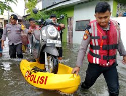 Ditengah Banjir, Personel Sat Samapta Polres Gowa Turun Bantu Evakuasi Kendaraan Warga Yang Mogok.
