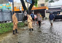 Musim Penghujan, Kapolsek Somba Opu Pantau Situasi Wilayah Rawan Banjir.