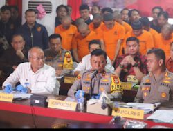 Kapolda Sulsel Pimpin Konferensi Pers Pengungkapan Kasus Pembuatan dan Peredaran Uang Palsu di Polres Gowa.