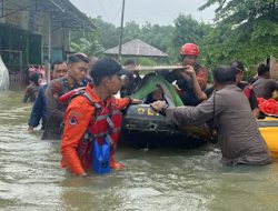 Gunakan Perahu Karet, TNI-Polri dan BPBD di Gowa Salurkan Bantuan Ke Warga Yang Terdampak Banjir.