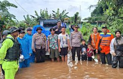 Gerak Cepat Pammat Subdit Gasum Polda Sulsel Evakuasi Korban Banjir di Makassar.