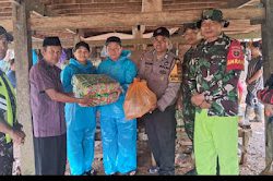 Warga Terisolasi Akibat Banjir, Polsek Somba Opu berikan Bantuan Sembako.