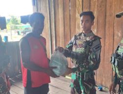 Satgas Yonif 641/Bru Sampaikan Duka Cita Mendalam dan Berikan Bantuan Sembako kepada Warga Binaan yang Berduka