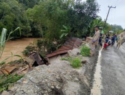 Personel Polsek Polres Mamasa Sumarorong Monitoring Tanah Longsor di Desa Rippung Kecamatan Messawa